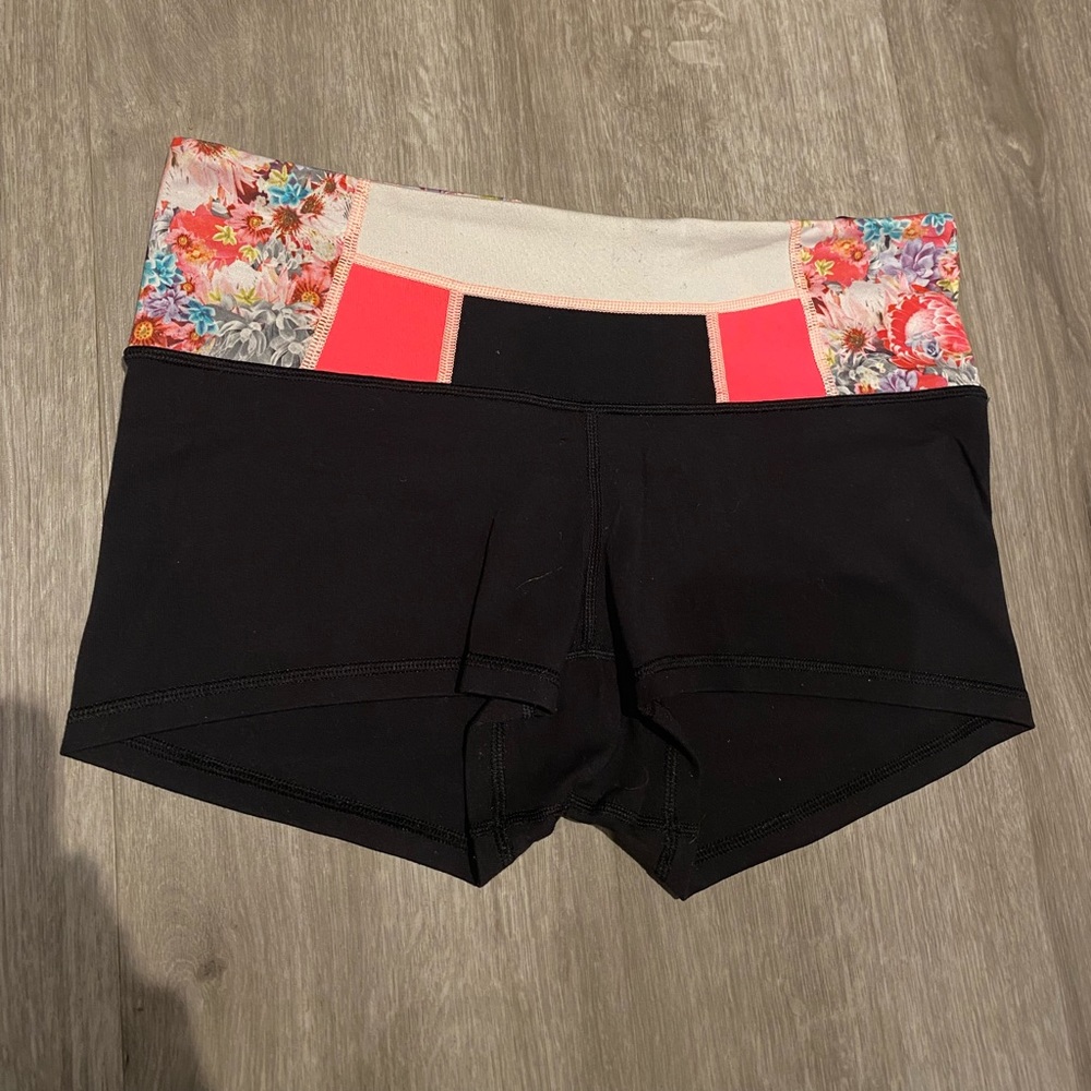 Lululemon Black Floral Reversible Wunder Under Shorts 6